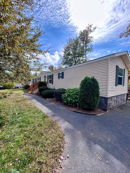 6 S Fuchsia Dr, Rochester, NH 03867
