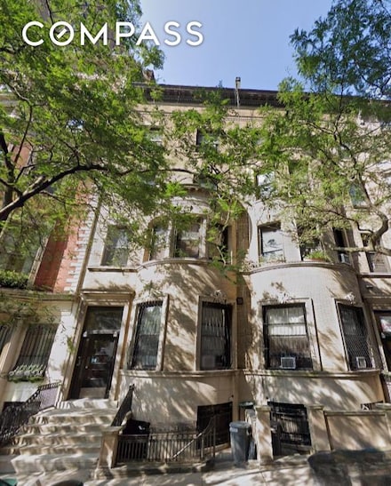 319 W 74th St, New York, NY 10023