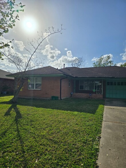 9814 Woodwind Dr, Houston, TX 77025