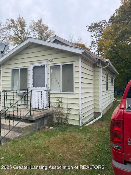 1019 Dakin St, Lansing, MI 48912
