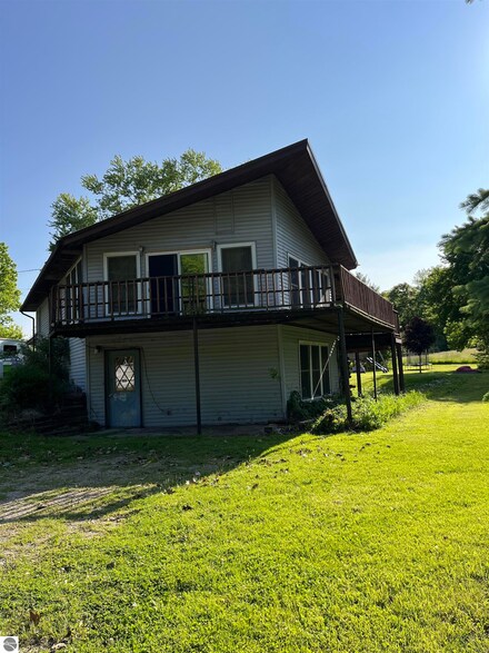 6615 Manley Dr, Riverdale, MI 48877