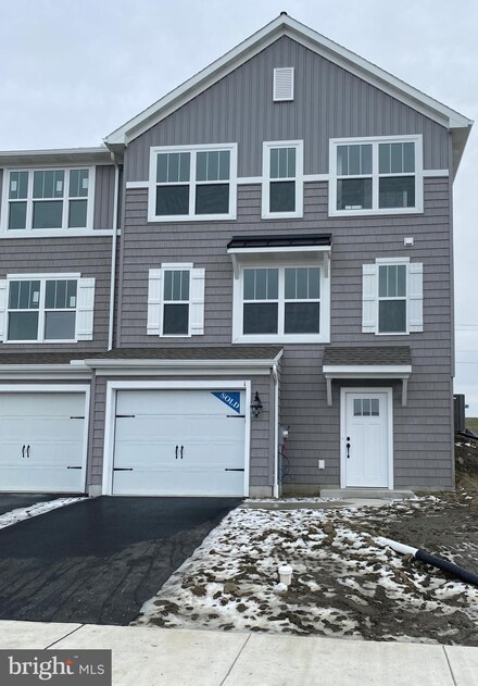 4 Southside Dr, Willow Street, PA 17584