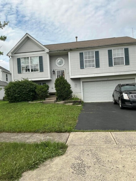 2415 Kittrel Ct, Grove City, OH 43123