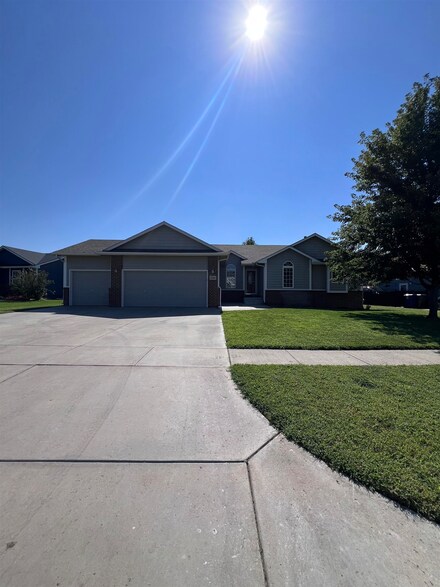 1040 N Meadow Rd, Valley Center, KS 67147