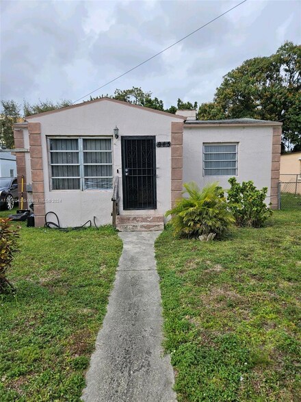 945 NW 53rd St, Miami, FL 33127