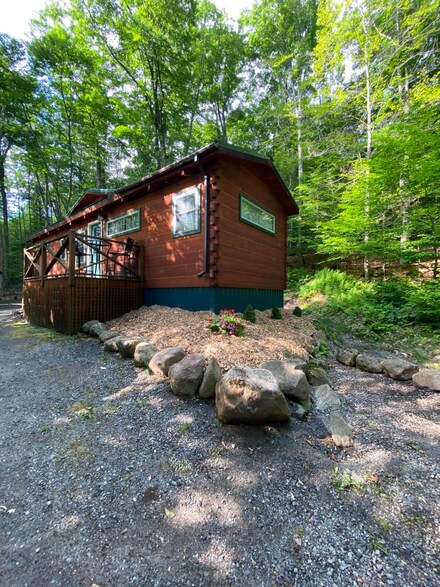 13 Moir Rd, Saranac Lake, NY 12983