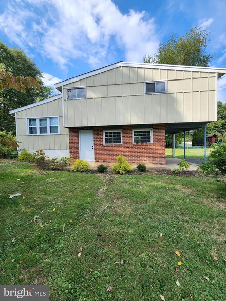 1002 Flora Ln, Upper Chichester, PA 19061