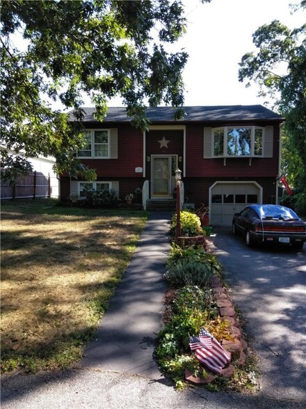 40 Saratoga Rd, Warwick, RI 02886