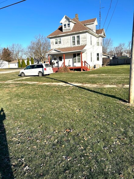 195 W 3rd Ave, Clifton, IL 60927