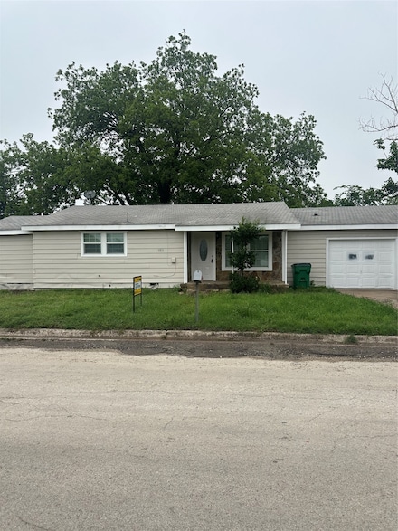 101 E Williams St, Bowie, TX 76230