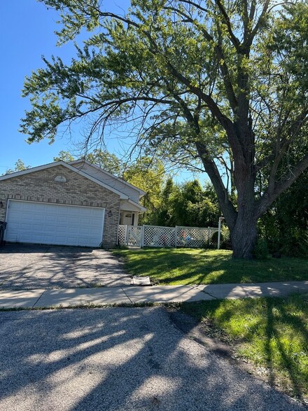 2800 Jethro Ct, Zion, IL 60099
