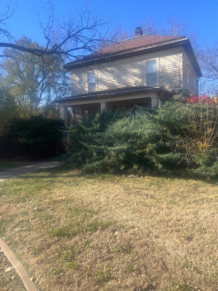 2036 Roach St, Salina, KS 67401