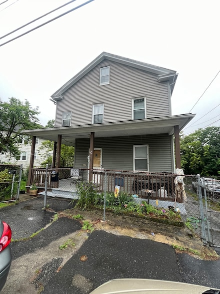 52 Beech St, Waterbury, CT 06704