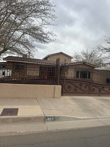 864 Loma Hermosa Dr NW, Albuquerque, NM 87105