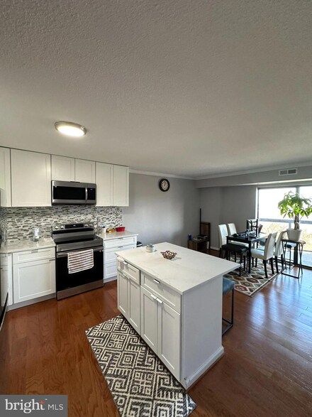 8350 Greensboro Dr Unit 216, McLean, VA 22102