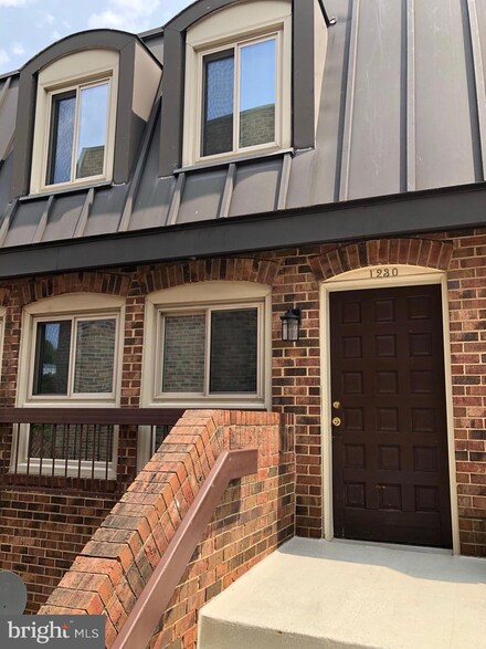 1230 Eton Ct NW Unit T26, Washington, DC 20007