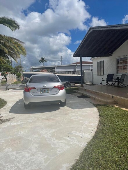 542 E 52nd St, Hialeah, FL 33013