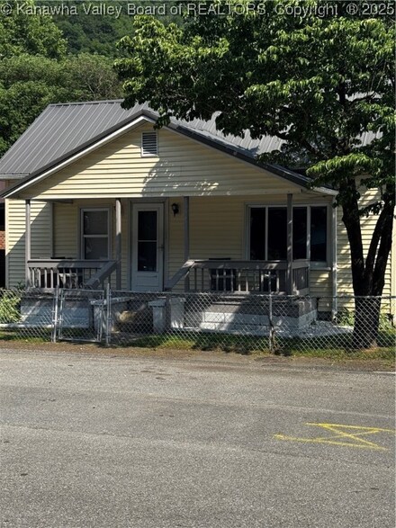 196 Holly Ave, Logan, WV 25601