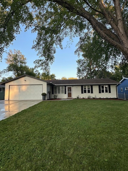 735 Sunset St SW, Hutchinson, MN 55350