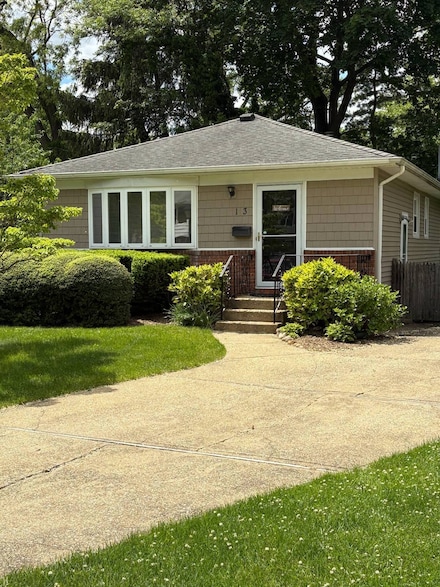 13 Oak Tree Ct, Albertson, NY 11507