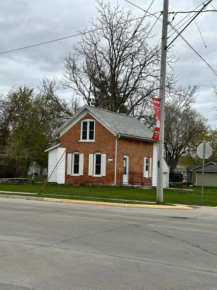 355 6th St, Jesup, IA 50648