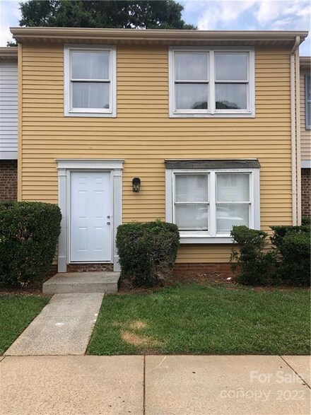7604 Holly Grove Ct, Charlotte, NC 28227