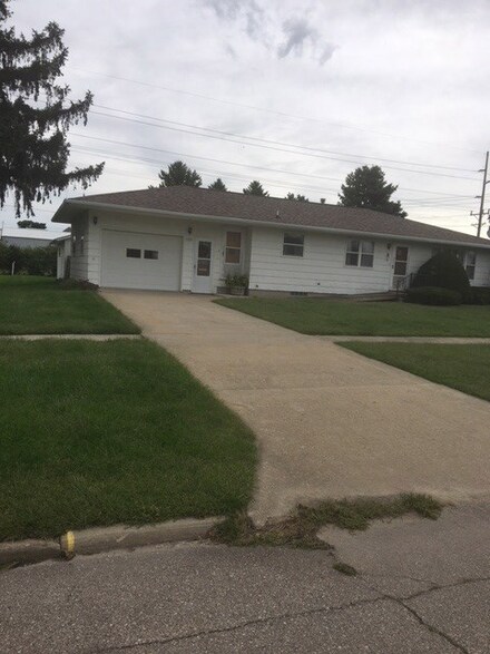1103 Wilson St, Dysart, IA 52224