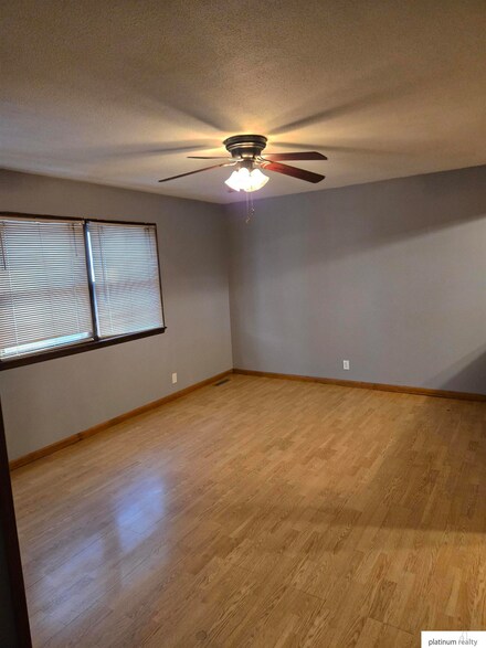 9380 Ohio St, Omaha, NE 68134