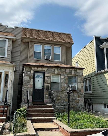 6910 68th St, Glendale, NY 11385