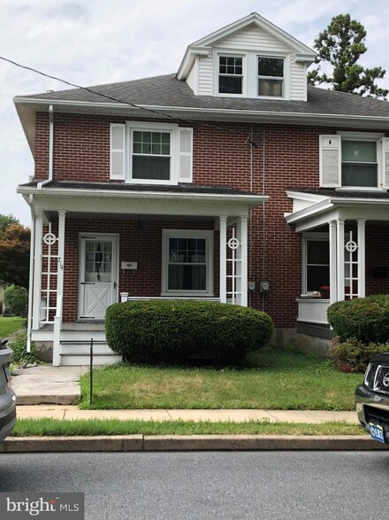 714 Broad St, Akron, PA 17501