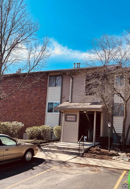 5725 SW 22nd Terrace Unit 2, Topeka, KS 66614