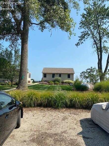 7845 Sand Beach Rd, Oak Harbor, OH 43449