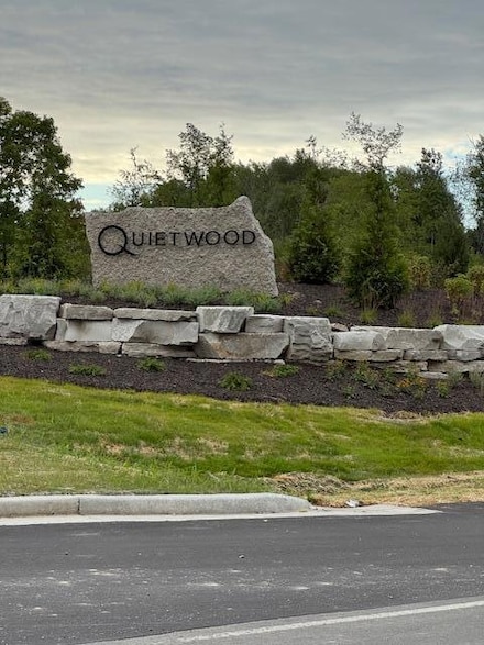 N51W19033 Quietwood Dr, Menomonee Falls, WI 53051