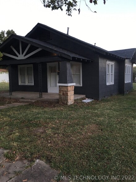 805 E Maple St, Cushing, OK 74023