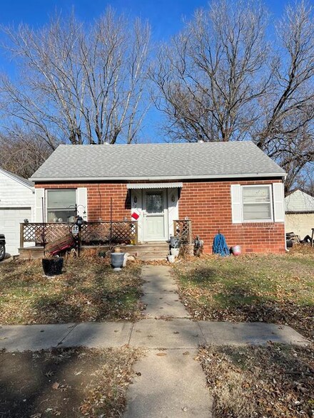 304 W Oak St, Independence, KS 67301