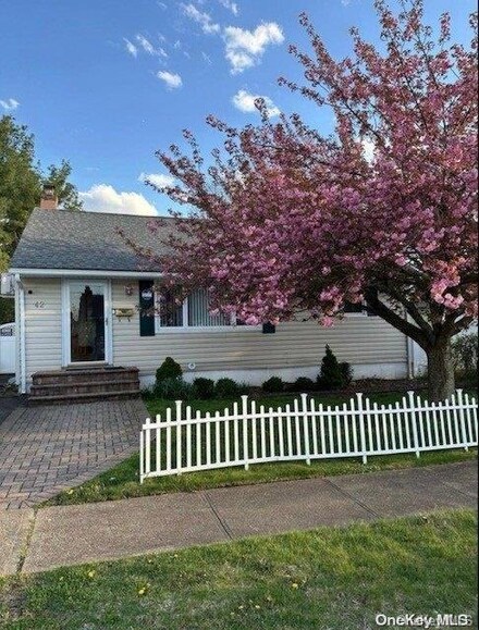 42 Dakota St, Hicksville, NY 11801