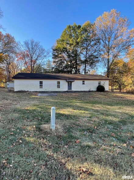 135 Mckinley Ln, Ozark, IL 62972