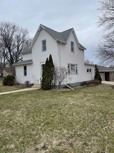 1108 9th St, Grundy Center, IA 50638