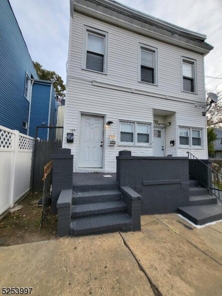 195 Reynolds St, Orange, NJ 07050