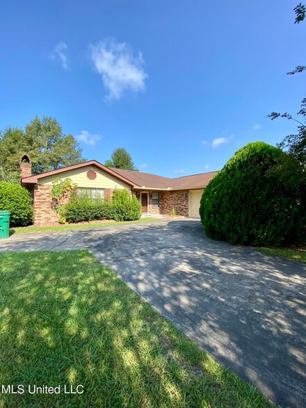 3127 Carleen Ct, Picayune, MS 39466