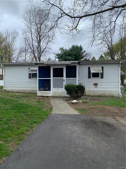 102 Hickory Hills Dr, Bath, PA 18014