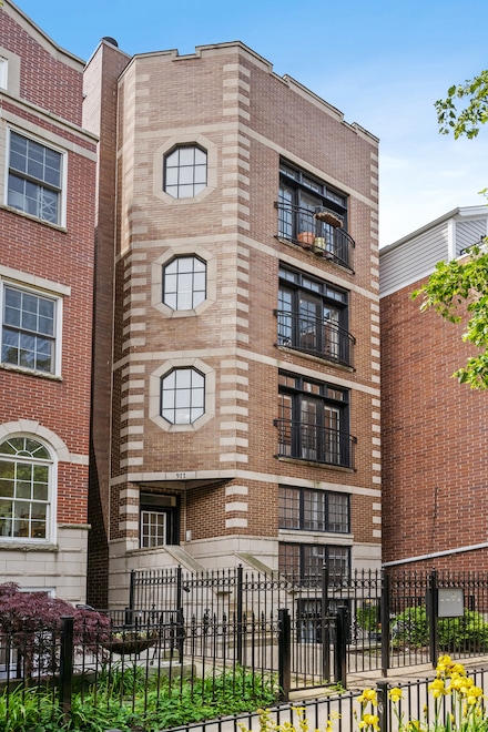 911 W Roscoe St Unit 3, Chicago, IL 60657