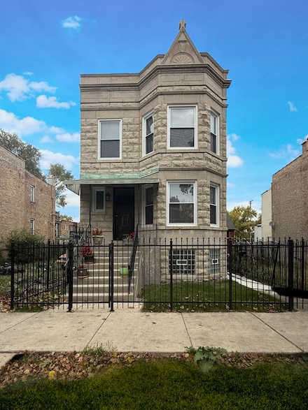 4032 W Wilcox St, Chicago, IL 60624
