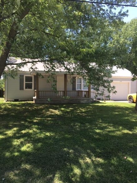 1102 S Windsor St, Windsor, MO 65360