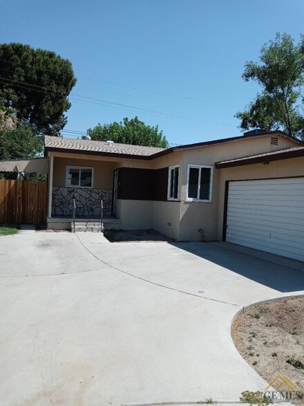 1904 Doolittle Ave, Bakersfield, CA 93304