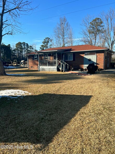 1135 Harrison Creek Rd, Rocky Point, NC 28457