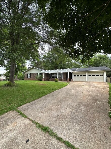 2505 Greenbriar St, Opelika, AL 36801