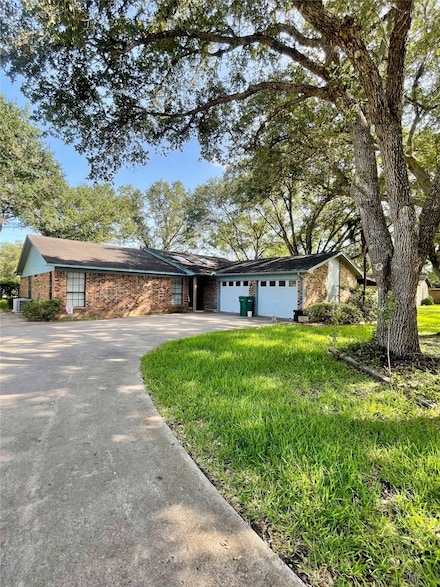 409 Elm Dr, Ganado, TX 77962