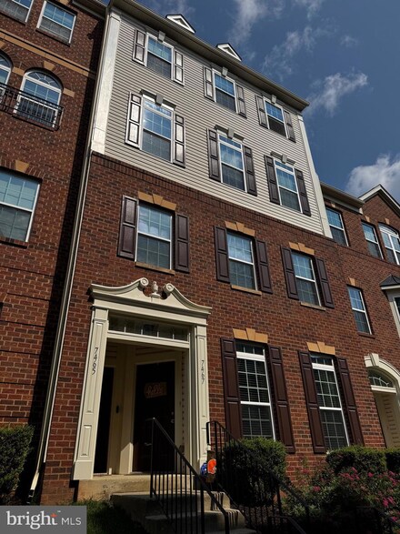 7467 Brunson Cir, Gainesville, VA 20155
