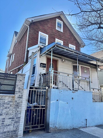 101-16 32nd Ave, Flushing, NY 11369